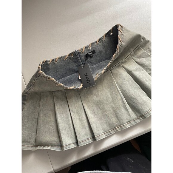 BYDYLN Denim Pleated Mini Skirt Lace Up Waist Light Wash XL NWT - Picture 3 of 7